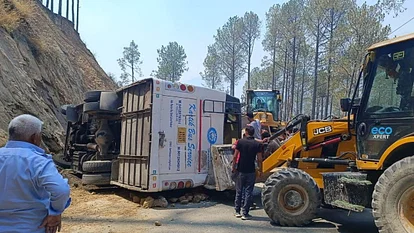 गंगोत्री धाम जा रही यात्रियों की बस सिल्क्यारा के पास पलटी, 40 यात्री सकुशल बाहर निकाले