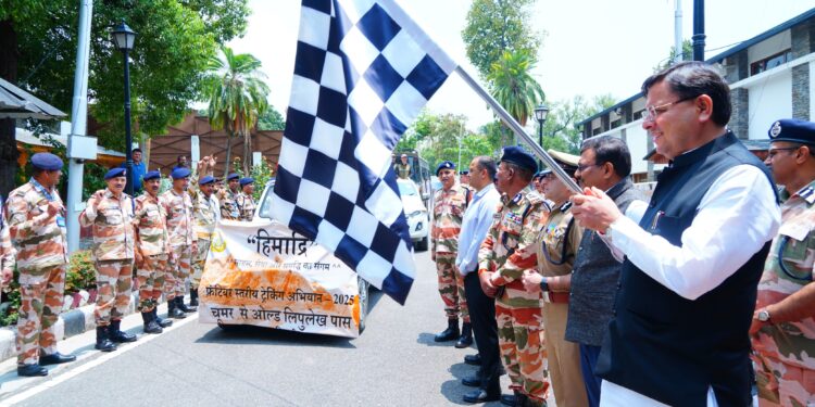 मुख्यमंत्री श्री पुष्कर सिंह धामी ने मुख्यमंत्री कैम्प कार्यालय से भारत-तिब्बत सीमा पुलिस बल के हिमाद्री ट्रैकिंग अभियान-2025 को हरी झंडी दिखाकर रवाना किया