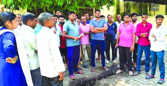 हत्या के बाद आरोपियों ने  शव को मंदिर के पास झाडि़यां में फेका