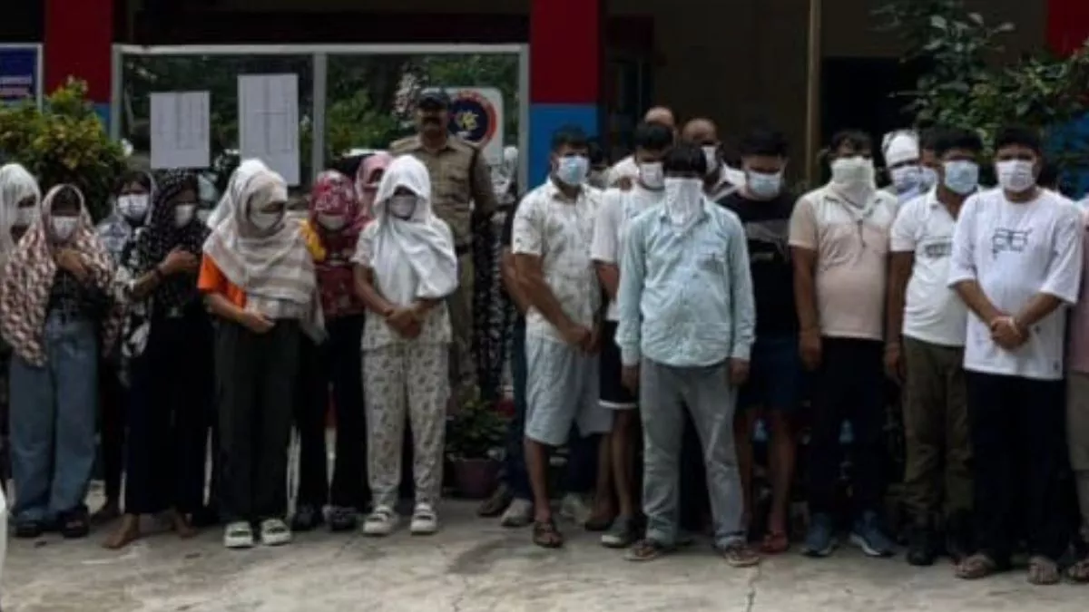 रिजॉर्ट में रेव पार्टी करने के आरोप में पुलिस ने लोगों को पकड़ा