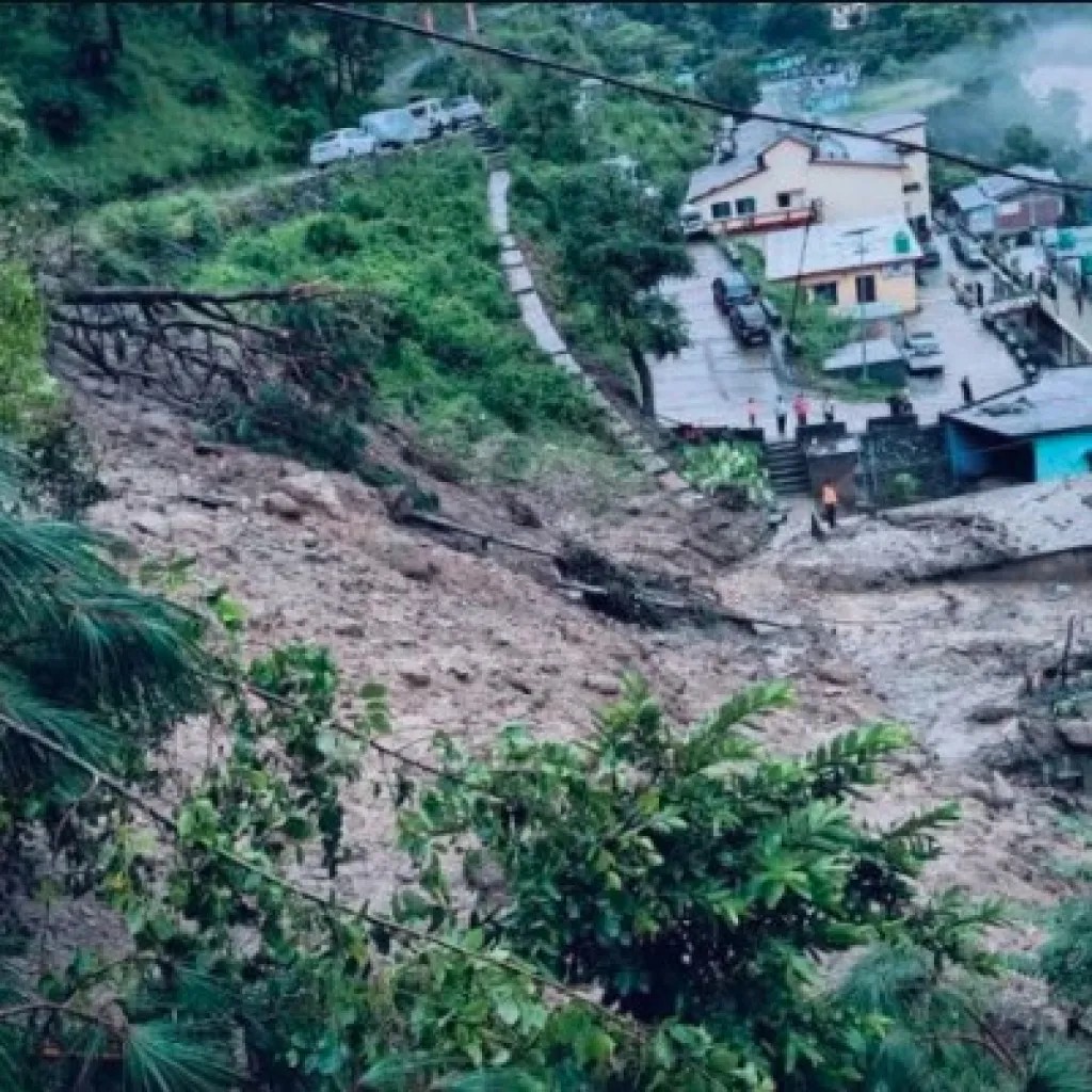 उत्तराखंड के चमोली जिले में देर रात बादल फटने से हालात भयावह