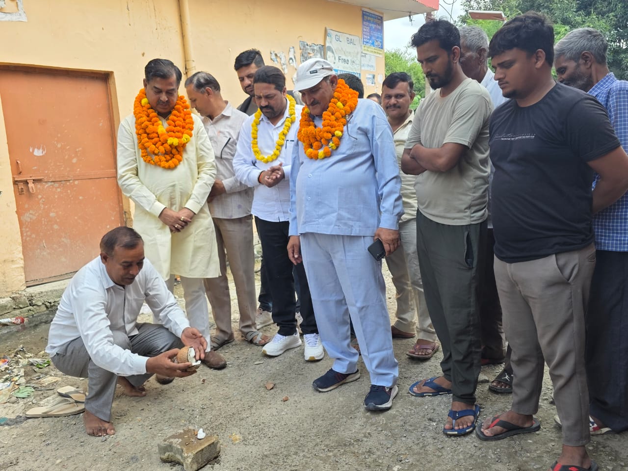 रानीपुर विधायक आदेश चौहान ने किया सड़क निर्माण कार्य का शुभारंभ, 53 लाख की लागत से होगा विकास