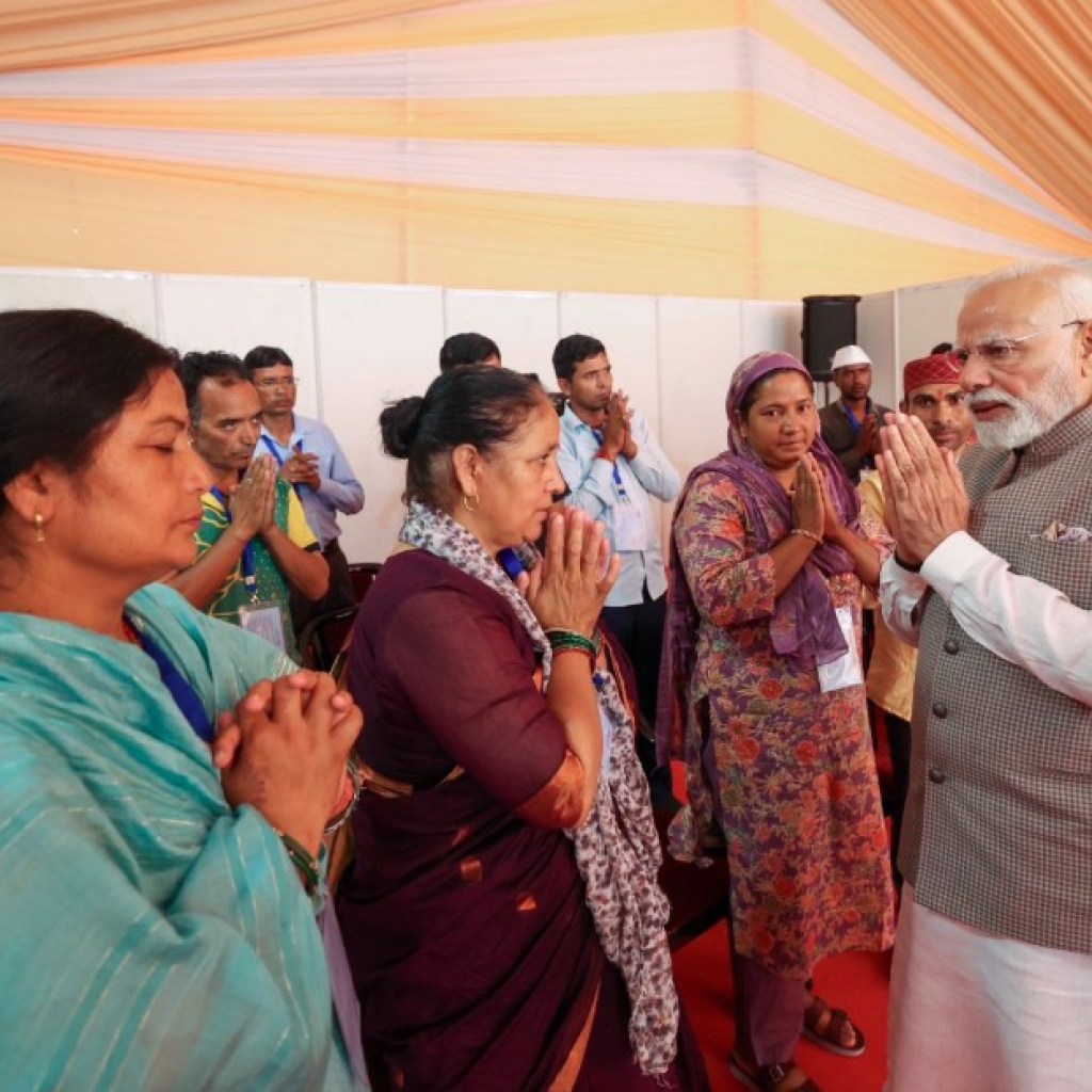 धराली गांव के पीड़ितों संग भावुक हुई पीएम मोदी की मुलाकात