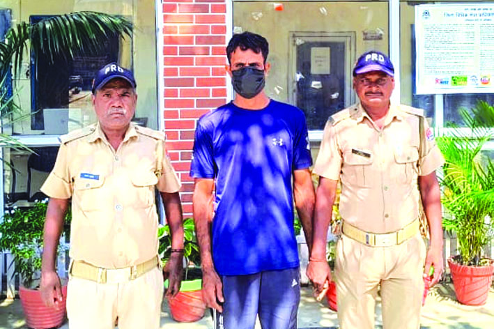 चेकिंग के दौरान रोके जाने पर गुस्साए युवक ने बाइक में आग लगाने का प्रयास किया