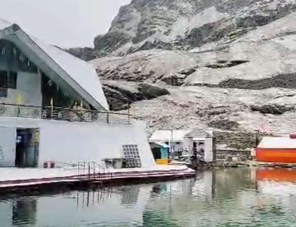 उत्तराखंड राज्य में मौसम में सोमवार को हुई बरसात के बाद ठंड ने दस्तक दी