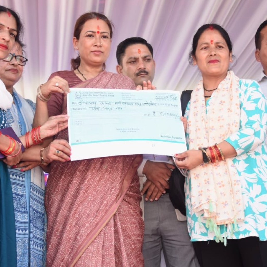 कैबिनेट मंत्री रेखा आर्या ने स्टॉल संचालकों से संवाद कर विभिन्न उत्पादों की जानकारी ली और उनके कार्यों की सराहना की।