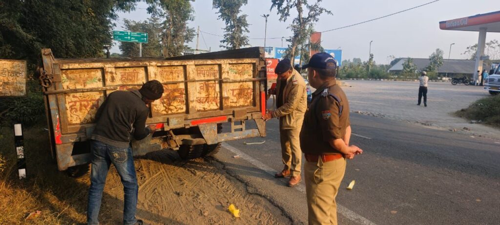 कोहरे में कम विजिबिलिटी बनी खतरारुड़की पुलिस ने वाहनों पर लगाए चमकदार रिफ्लेक्टर