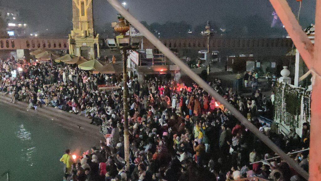 नए साल की पहली सुबह गंगा आरती में उमड़ी श्रद्धालुओं की भीड़