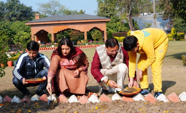 मुख्यमंत्री पुष्कर सिंह धामी ने अपने आवास के उद्यान में 17 प्रजातियों के ट्यूलिप उगाने की मुहिम का शुभारंभ किया