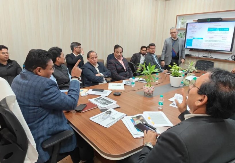 उत्तराखण्ड मेट्रो रेल कॉर्पोरेशन (यूएमआरसी) सहित संबंधित विभागों एवं परामर्शदात्री संस्थाओं के वरिष्ठ अधिकारी उपस्थित रहे।