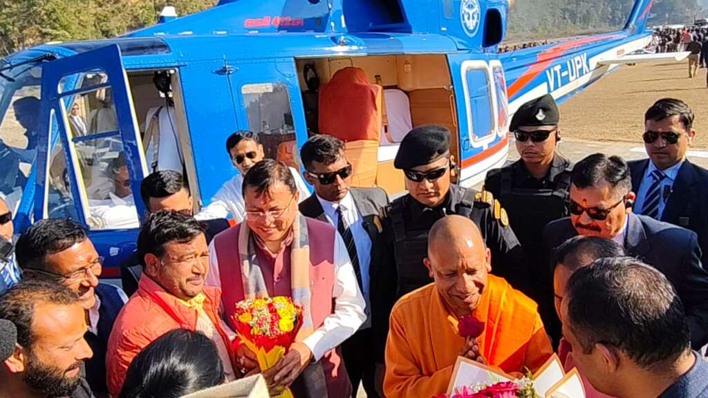 उत्तर प्रदेश के मुख्यमंत्री योगी आदित्यनाथ और उत्तराखण्ड के मुख्यमंत्री पुष्कर सिंह धामी आज यमकेश्वर पहुंचे