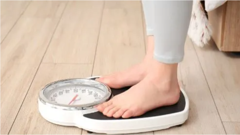 डॉक्टरों के अनुसार, यदि कम समय में वजन तेजी से घटने लगे और इसके साथ कमजोरी, थकान, भूख में कमी या नींद में बदलाव महसूस हो, तो इसे हल्के में न ले