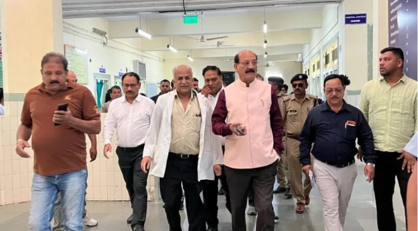 स्वास्थ्य मंत्री सुबोध उनियाल ने अस्पताल में भर्ती मरीजों से मुलाकात कर उनका हालचाल जाना और उपचार संबंधी सुविधाओं की जानकारी ली