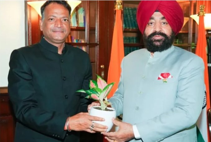 आज लोक भवन में मुख्य विकास अधिकारी, नैनीताल अरविंद कुमार पांडेय ने राज्यपाल लेफ्टिनेंट जनरल गुरमीत सिंह से भेंट की