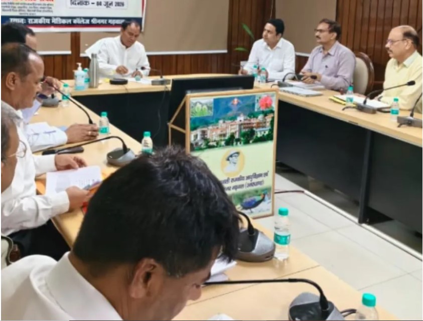 सूबे के विद्यालयी शिक्षा मंत्री डा. धन सिंह रावत ने श्रीनगर में विद्यालयी शिक्षा विभाग की समीक्षा बैठक ली