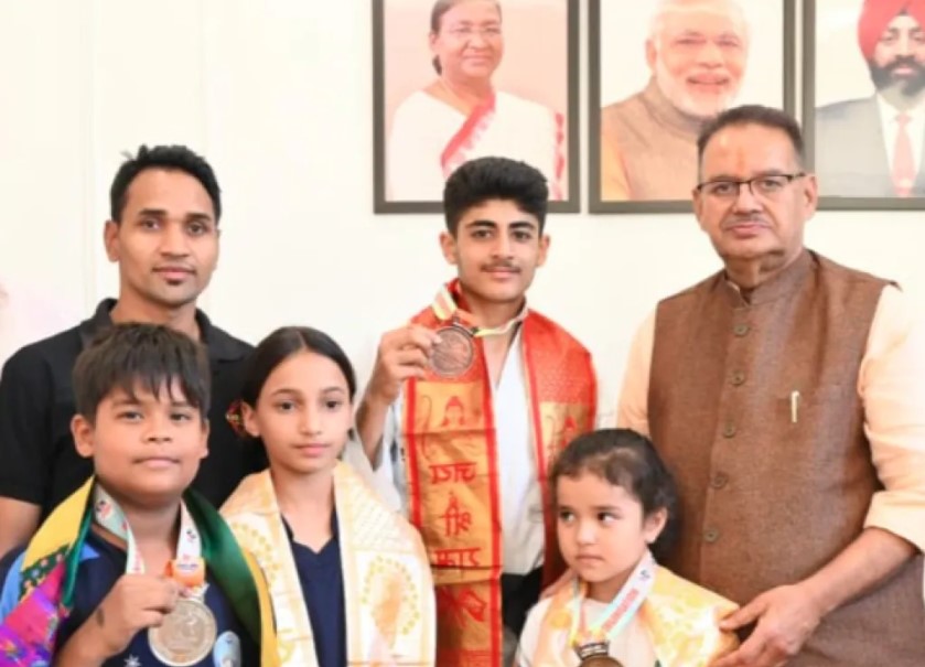 कैबिनेट मंत्री गणेश जोशी से कराटे चैंपियनशिप के विजेता खिलाड़ियों ने मुलाकात की