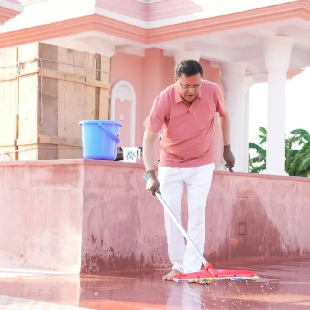 मुख्यमंत्री पुष्कर सिंह धामी ने खटीमा स्थित मां पूर्णागिरि को समर्पित स्थानीय मंदिर में स्वच्छता अभियान चलाकर साफ-सफाई की