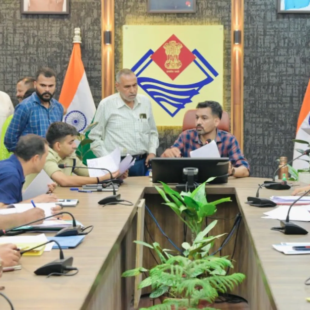 जन समस्याओं के त्वरित समाधान को लेकर आयोजित ‘समाधान दिवस’ में जिलाधिकारी डॉ. आशीष चौहान ने अधिकारियों की जवाबदेही तय करते हुए कई मामलों में सख्त कार्रवाई के निर्देश दिए।