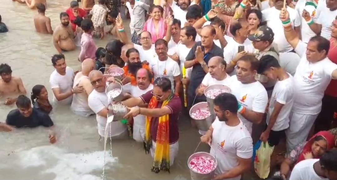 मुल्तान जोत महोत्सव में शामिल हुए श्रद्धालुओं ने हरकी पैड़ी पर सवेरे मां गंगा के साथ दूध की होली खेली और दुग्धाभिषेक किया