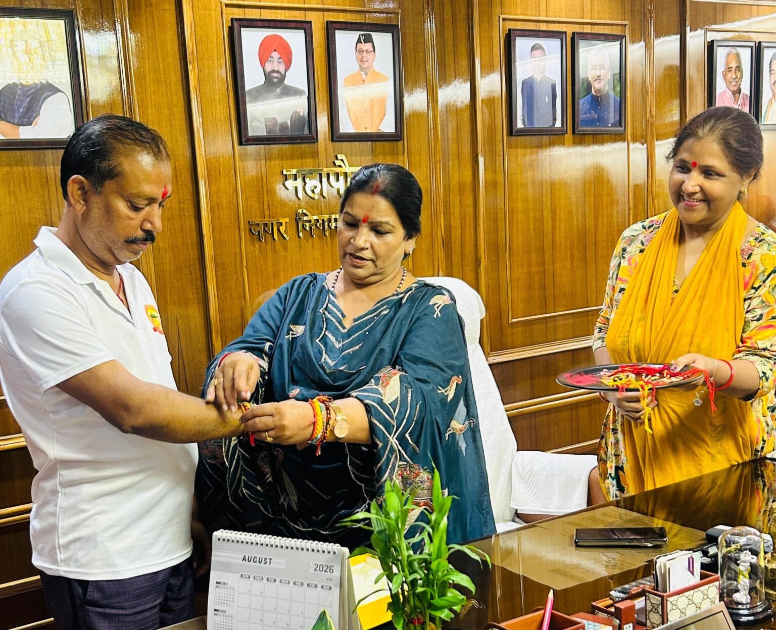 मेयर किरण जैसल ने कहा कि कुछ व्यक्ति रिश्तों की डोर बांधते हैं और कुछ सारे शहर की सफाई की ज़िम्मेदारी निभाते हैं।