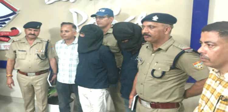 देहरादून में प्रेस कॉन्फ्रेंस के दौरान एसआईटी और पुलिस अधिकारियों ने नीट यूजी फर्जी प्रमाणपत्र मामले में जांच का खुलासा किया