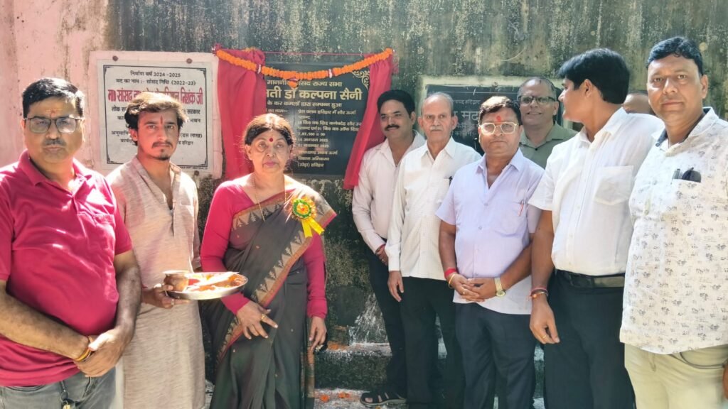 प्रेस क्लब अध्यक्ष धर्मेंद्र चौधरी एवं महामंत्री सूर्यकांत बेलवाल ने प्रेस क्लब सभागार में सांसद कल्पना सैनी का बुके देकर और पटका पहनाकर स्वागत किया
