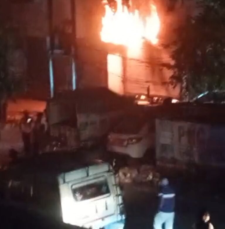 पेंट की दुकान में अचानक भीषण आग लगने से अफरा-तफरी मच गई
